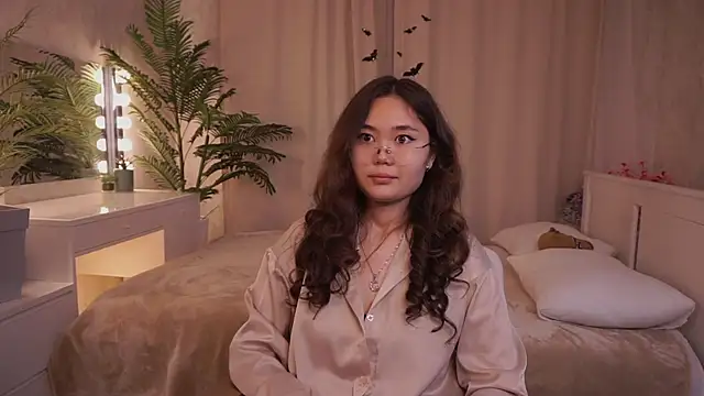 Snapshot of LeanoraBierod chatting on 10.30.25 LeanoraBierod online show from 10.30.25