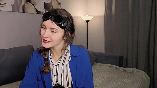 LauraYoungg online show from 10.30.25