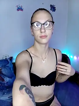 Snapshot of Laurazec chatting on 11.16.25 Laurazec online show from 11.16.25