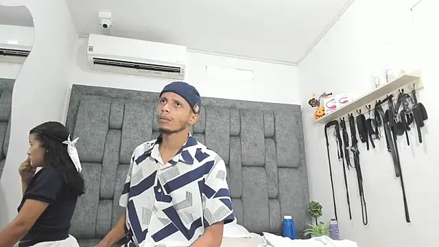 Snapshot of DamianandEva chatting on 11.25.25 DamianandEva online show from 11.25.25