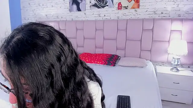 Snapshot of GirafMusic chatting on 12.02.25 GirafMusic online show from 12.02.25