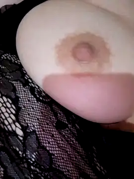 Snapshot of Nouna-loca chatting on 11.05.25 Nouna-loca online show from 11.05.25