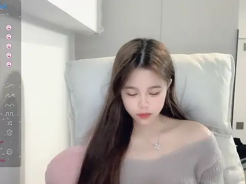 Snapshot of iu-uzZ chatting on 11.21.25 iu-uzZ online show from 11.21.25