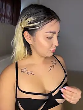 Elina Hills online show from 04.15.26