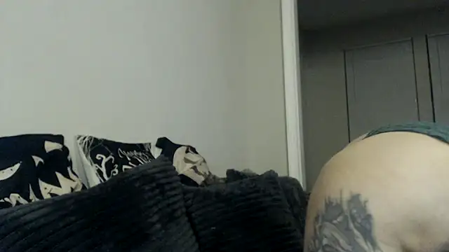 Snapshot of Holyplastic chatting on 11.22.25 Holyplastic online show from 11.22.25