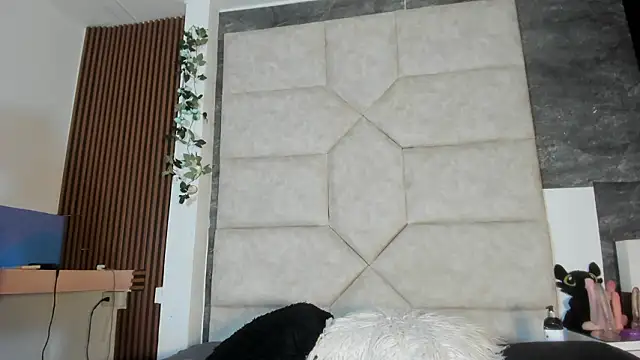 Liia Leens online show from 02.08.26