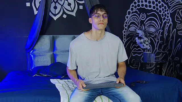 AlessioVitale online show from 12.17.25