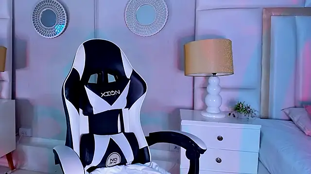 Snapshot of AdaraaMuller chatting on 11.27.25 AdaraaMuller online show from 11.27.25