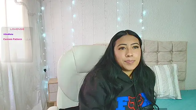 Snapshot of brunette_hot02 chatting on 11.04.25 brunette hot02 online show from 11.04.25