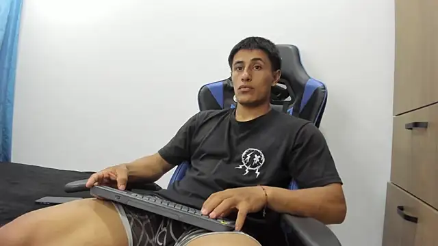 Snapshot of dorman_boy chatting on 11.03.25 dorman boy online show from 11.03.25