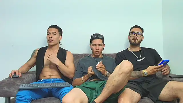 Snapshot of thebadboys05 chatting on 12.18.25 thebadboys05 online show from 12.18.25