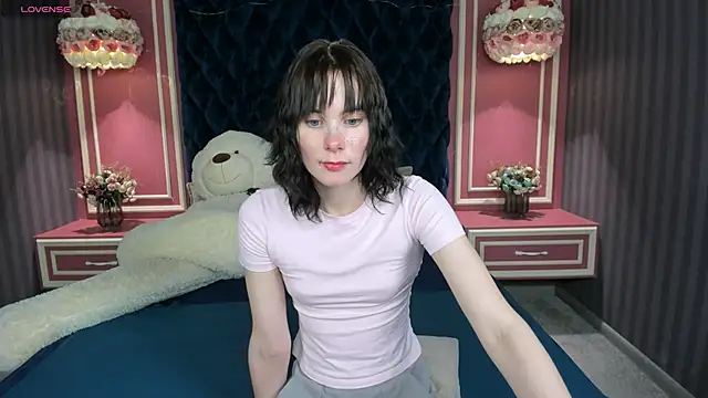 Snapshot of DoseOfDaisy chatting on 11.19.25 DoseOfDaisy online show from 11.19.25