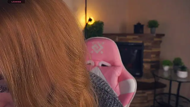 Snapshot of TariHedrix chatting on 11.15.25 TariHedrix online show from 11.15.25