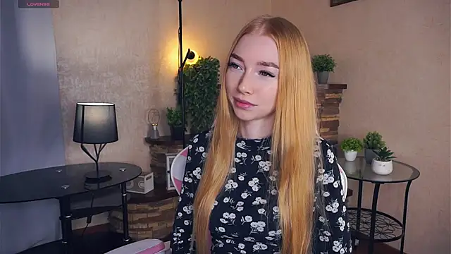 Snapshot of TariHedrix chatting on 11.25.25 TariHedrix online show from 11.25.25