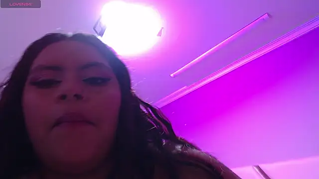 Snapshot of GiselJones chatting on 11.17.25 GiselJones online show from 11.17.25