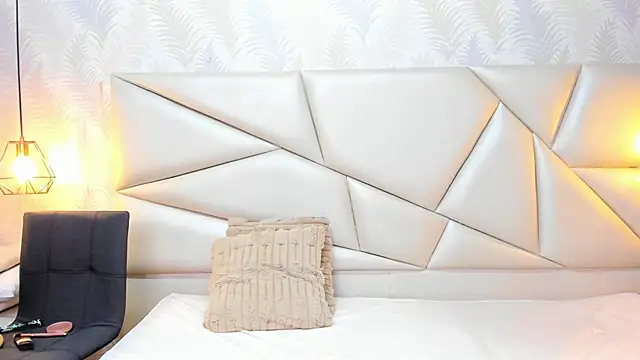 laurettedela rouse online show from 11.26.25