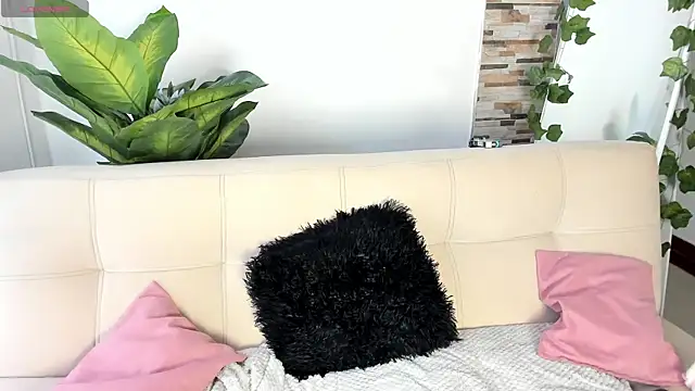 Evelyn R  online show from 04.18.26