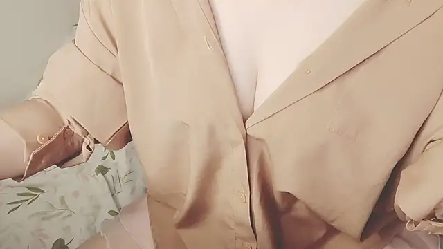 Snapshot of Sunny-Aurora chatting on 11.18.25 Sunny-Aurora online show from 11.18.25