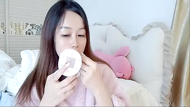 Snapshot of lookbyby chatting on 12.16.25 lookbyby online show from 12.16.25