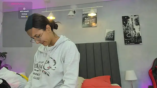 Snapshot of kendra_london chatting on 06.18.26 kendra london online show from 06.18.26