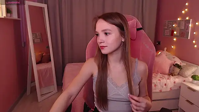 Snapshot of Adria_Arjona chatting on 11.16.25 Adria Arjona online show from 11.16.25