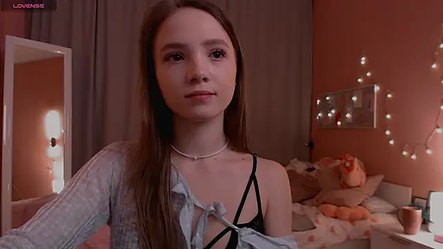 Snapshot of Adria_Arjona chatting on 01.07.26 Adria Arjona online show from 01.07.26