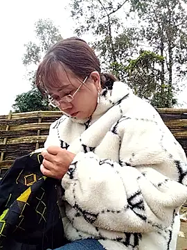 Snapshot of be-yeu chatting on 11.19.25 be-yeu online show from 11.19.25