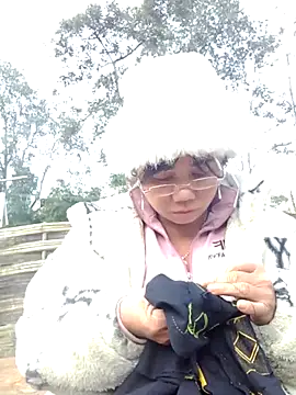 Snapshot of be-yeu chatting on 11.25.25 be-yeu online show from 11.25.25