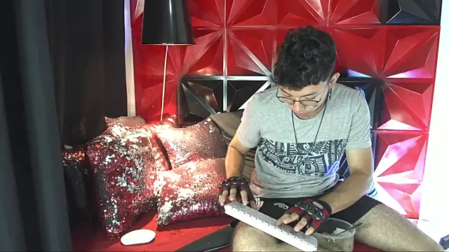 Snapshot of alexy_re chatting on 11.17.25 alexy re online show from 11.17.25