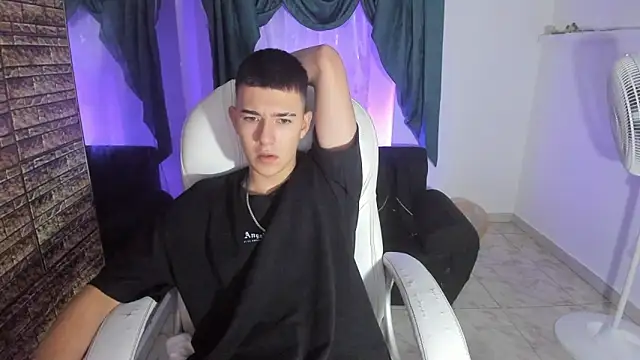 Snapshot of Aleck_Boy chatting on 11.20.25 Aleck Boy online show from 11.20.25