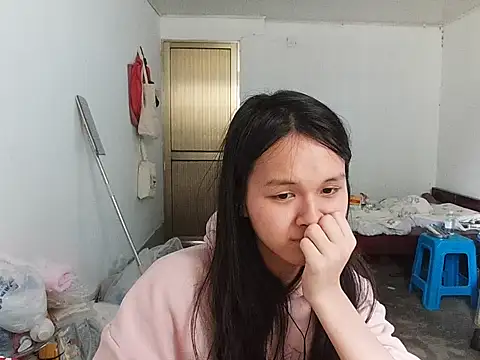 Snapshot of RebelAura chatting on 05.15.26 RebelAura online show from 05.15.26