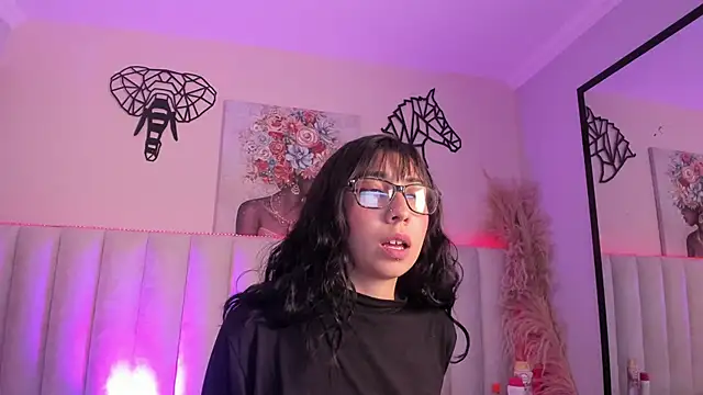 Snapshot of Isabella_Crofts chatting on 11.19.25 Isabella Crofts online show from 11.19.25