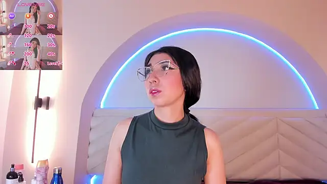 Snapshot of Isabella_Crofts chatting on 05.20.26 Isabella Crofts online show from 05.20.26