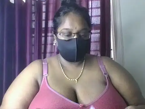 Snapshot of hootypriya chatting on 06.14.26 hootypriya online show from 06.14.26