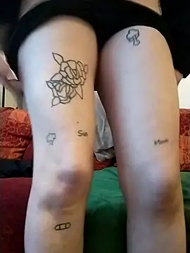 Snapshot of Leacouturierrr chatting on 11.24.25 Leacouturierrr online show from 11.24.25