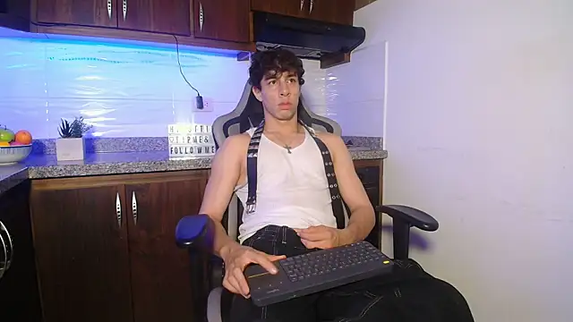 Snapshot of chris_evans27 chatting on 11.22.25 chris evans27 online show from 11.22.25