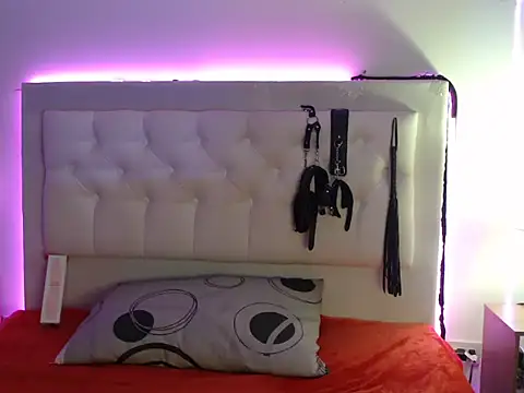 Isa Boom online show from 12.17.25