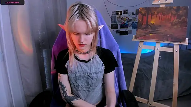Snapshot of Mel_the_drawer chatting on 04.22.26 Mel the drawer online show from 04.22.26