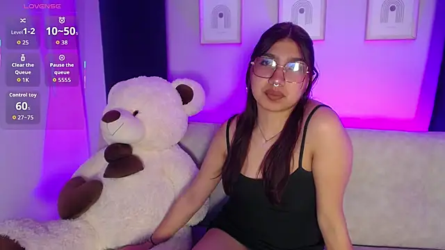 Snapshot of Mia_Blair_ chatting on 11.25.25 Mia Blair online show from 11.25.25