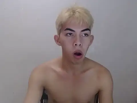 Snapshot of Urhotsilverboy chatting on 05.20.26 Urhotsilverboy online show from 05.20.26