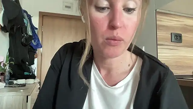 Snapshot of Ameli8 chatting on 11.12.25 Ameli8 online show from 11.12.25