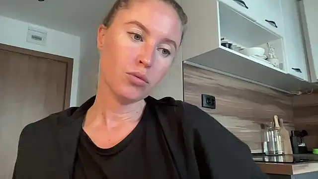 Snapshot of Ameli8 chatting on 11.19.25 Ameli8 online show from 11.19.25