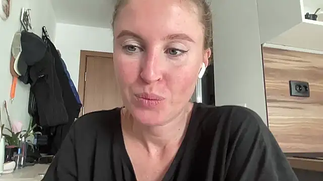 Snapshot of Ameli8 chatting on 11.27.25 Ameli8 online show from 11.27.25