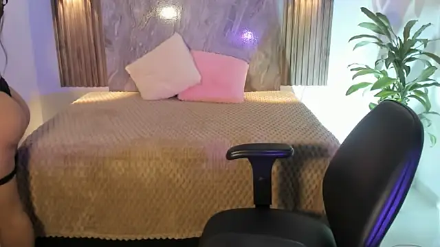 Snapshot of Kate_owens2 chatting on 11.21.25 Kate owens2 online show from 11.21.25