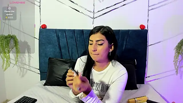 Paris Evans  online show from 01.10.26