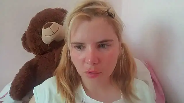 Snapshot of HornyElena chatting on 06.26.26 HornyElena online show from 06.26.26