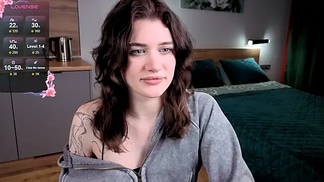 Snapshot of eshleeygreen chatting on 11.17.25 eshleeygreen online show from 11.17.25