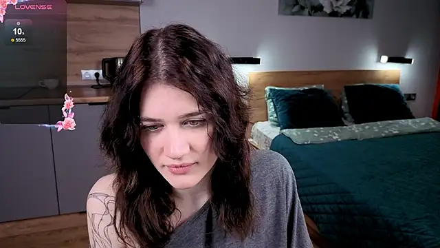 Snapshot of eshleeygreen chatting on 11.21.25 eshleeygreen online show from 11.21.25