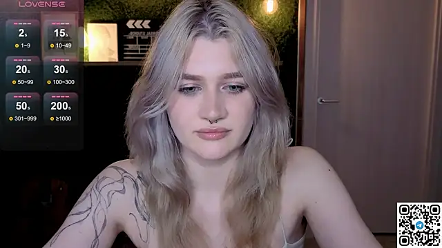 Snapshot of eshleeygreen chatting on 06.24.26 eshleeygreen online show from 06.24.26