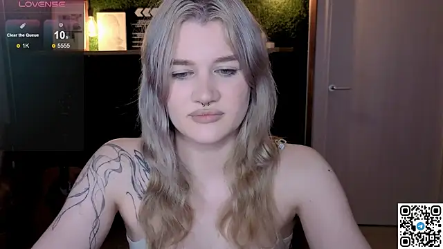 Snapshot of eshleeygreen chatting on 06.25.26 eshleeygreen online show from 06.25.26